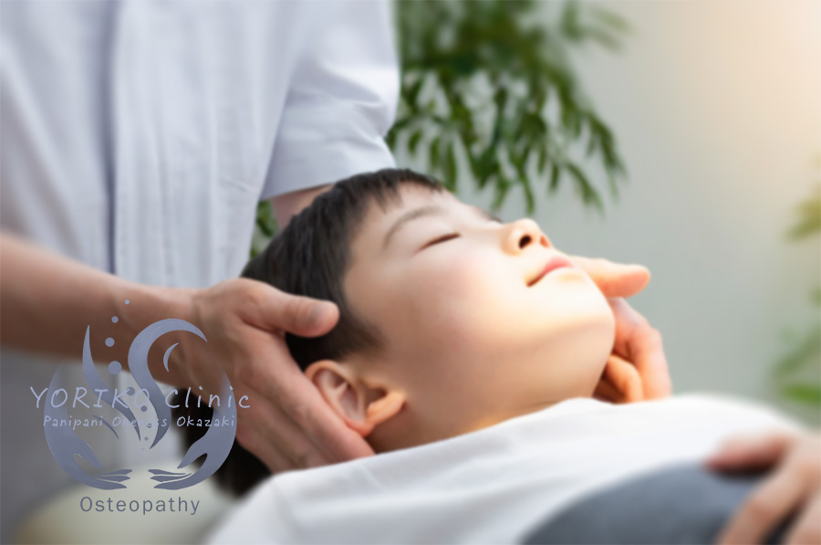 頭蓋仙骨療法（頭蓋オステオパシー, Cranial Osteopathy）の子どもへの施術イメージ  (よりこクリニック) osteopathy_Cranial_child_image_yoriko-clinic