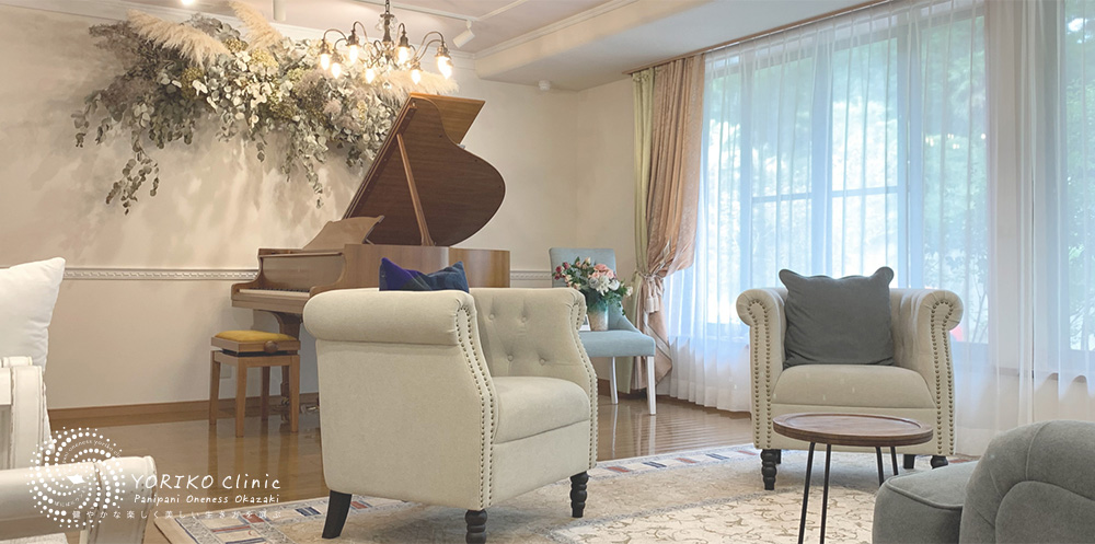 木目のスタインウェイのグランドピアノ サロン・待合室 よりこクリニック salon_piano_logo_yoriko-clinic